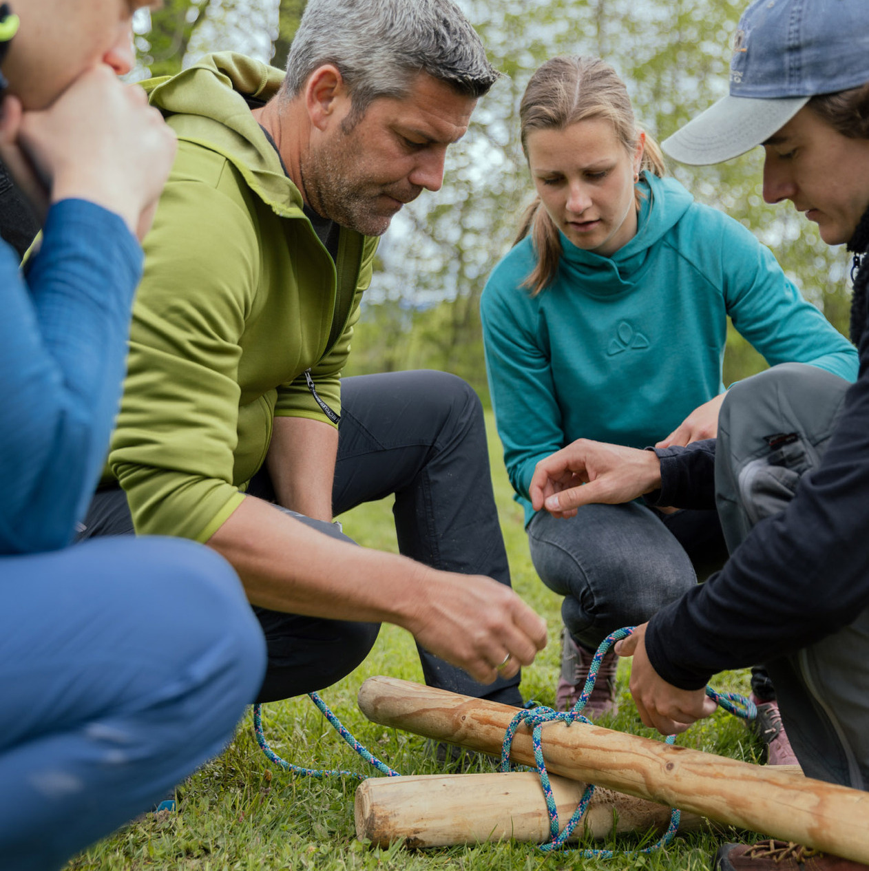 Holzbrückenbau im Team