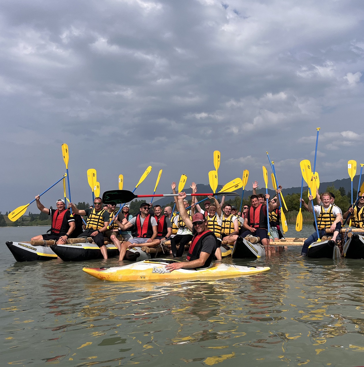 Jubelnde Teams Floßbau