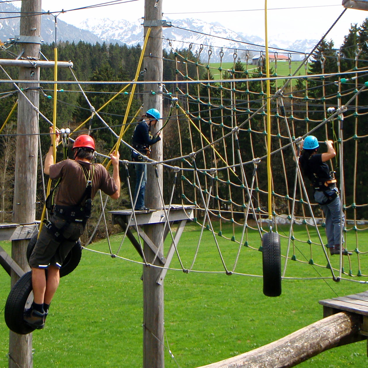 Teamwork im Hochseilgarten Hochseilgarten Bolsterlang