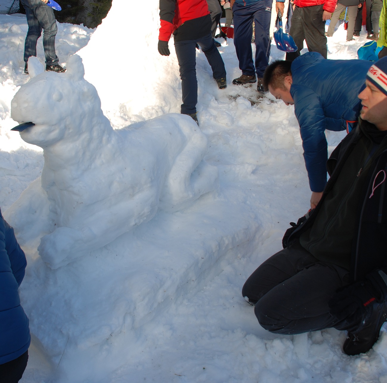 Teamwork Schneeskulptur